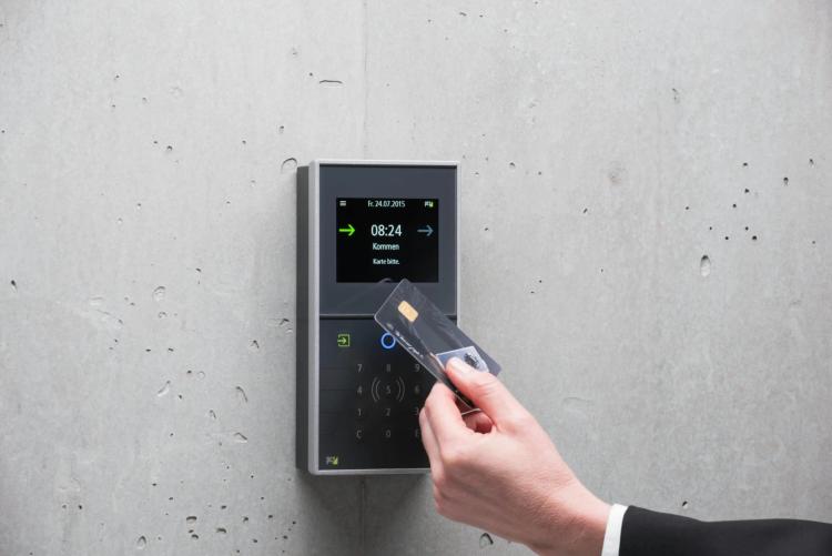 The Advantages of UHF Readers for Touchless Access Control